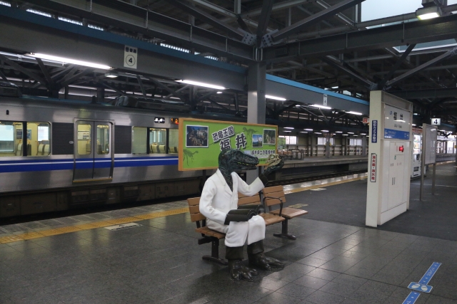 ベンチの恐竜　福井駅